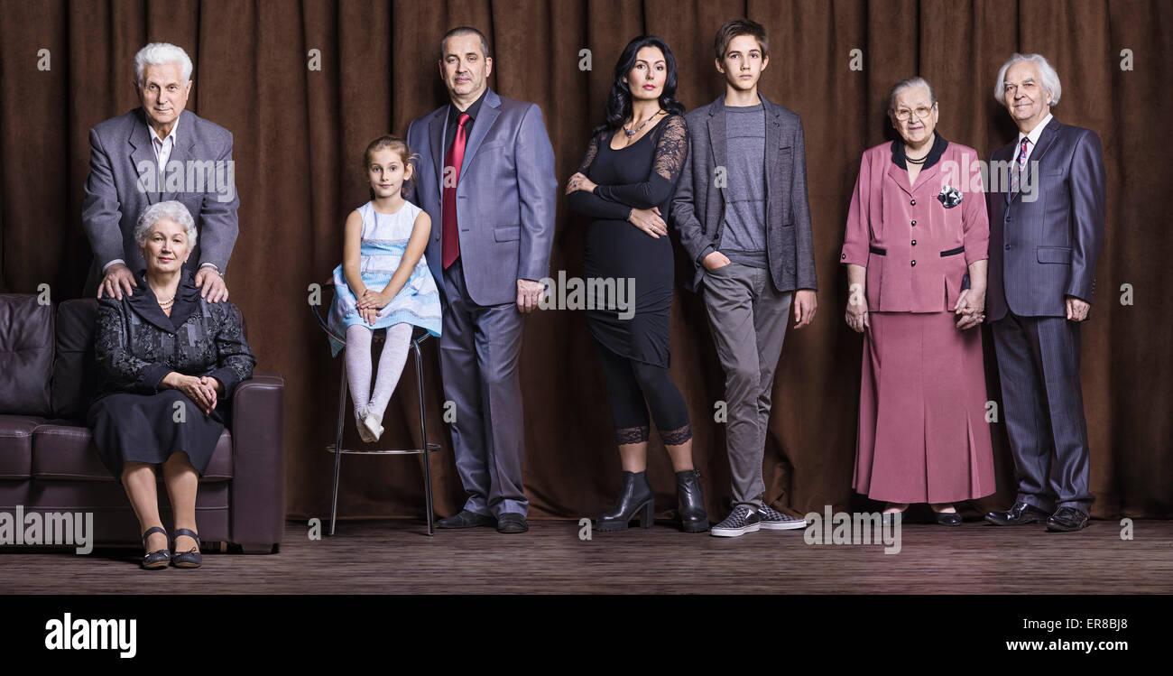 Organizzate una foto di gruppo dei ben vestito famiglia Foto Stock