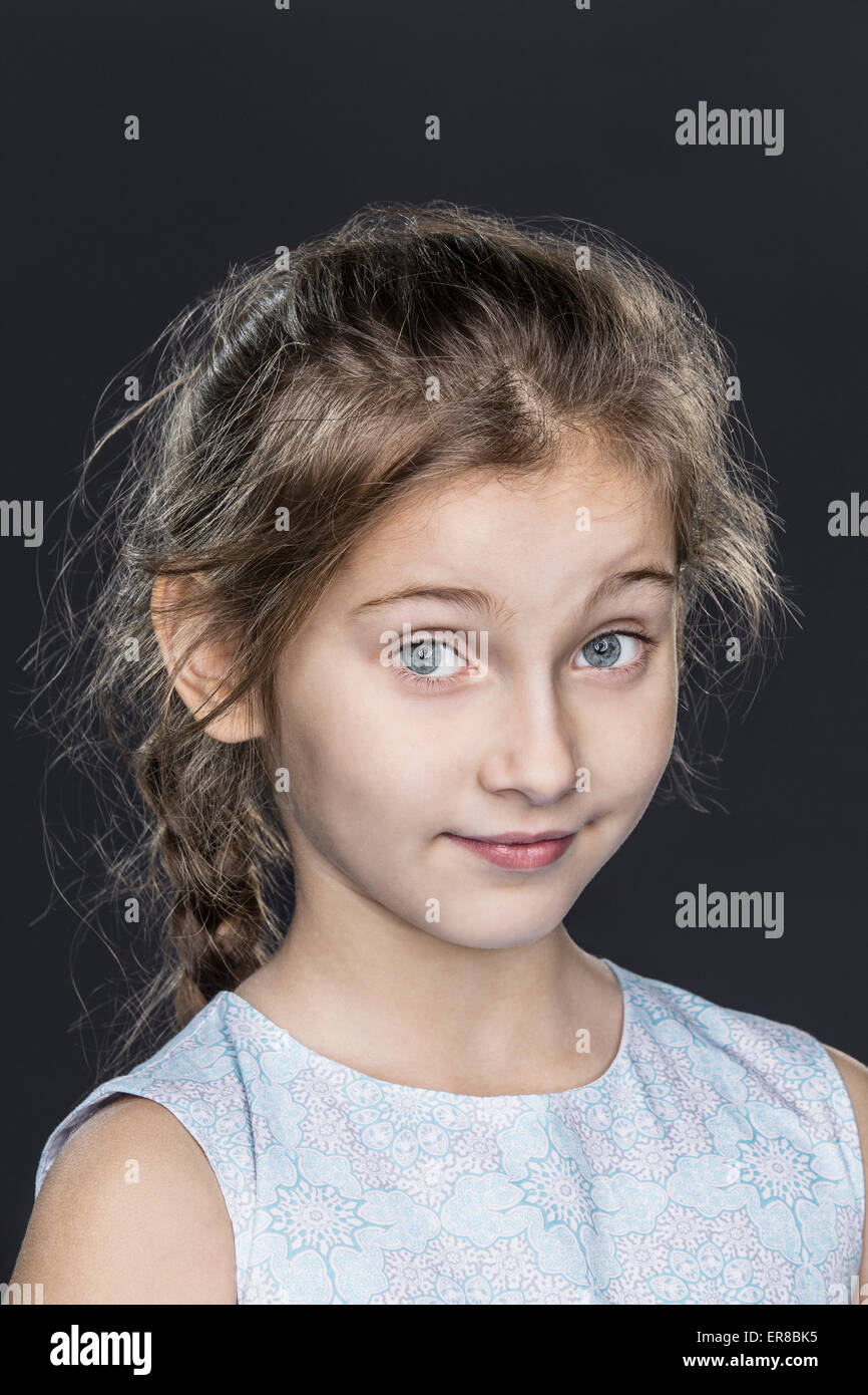 Ritratto di ragazza fiducioso su sfondo grigio Foto Stock
