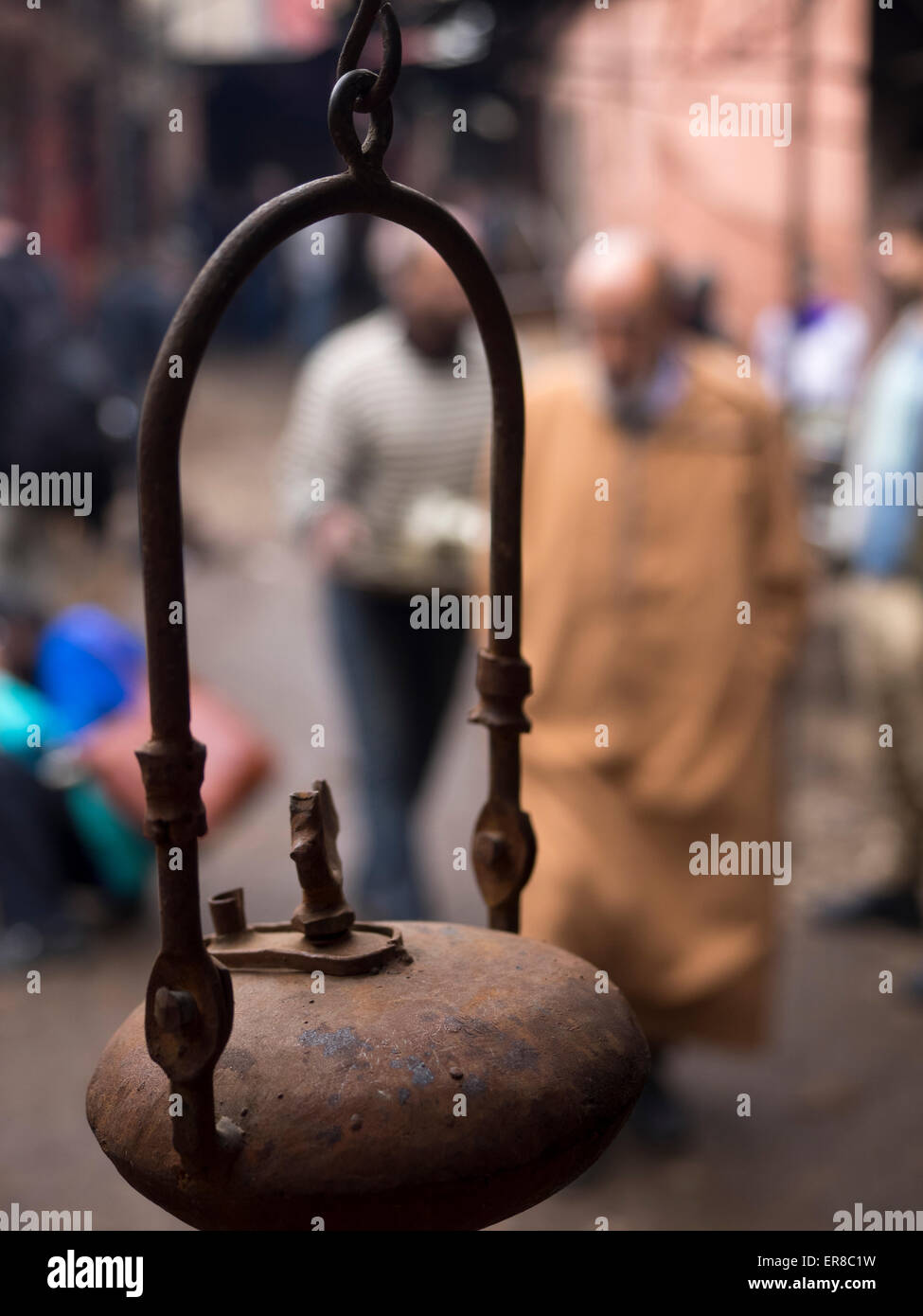 Appendere struttura di ferro con persone di background nel mercato, Marrakesch, Morrocco. Foto Stock