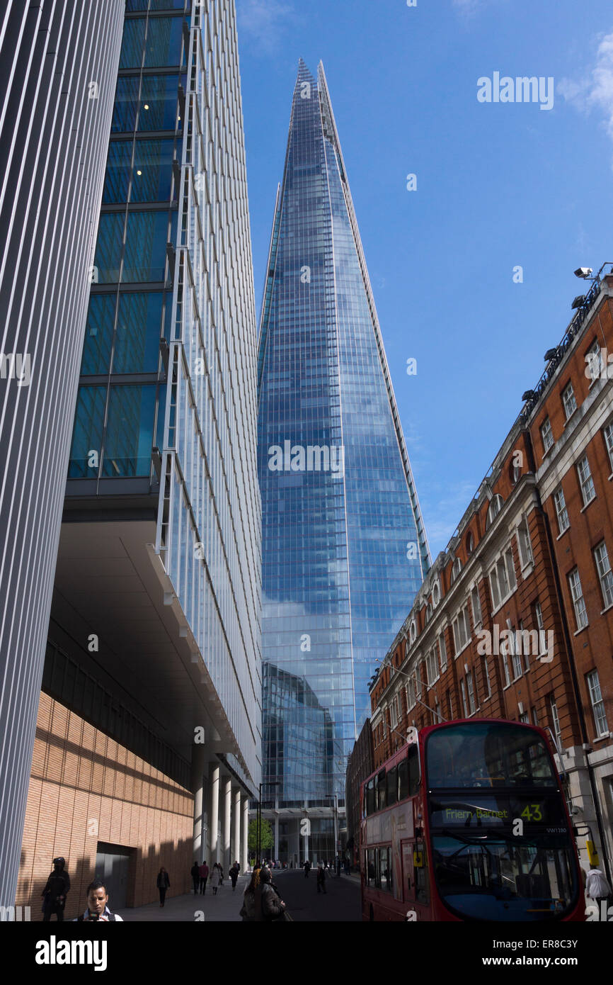 Una vista dello Shard (noto anche come Shard of Glass o Shard London Bridge) e un autobus a due piani su London Bridge Street, Londra, Inghilterra, Regno Unito Foto Stock