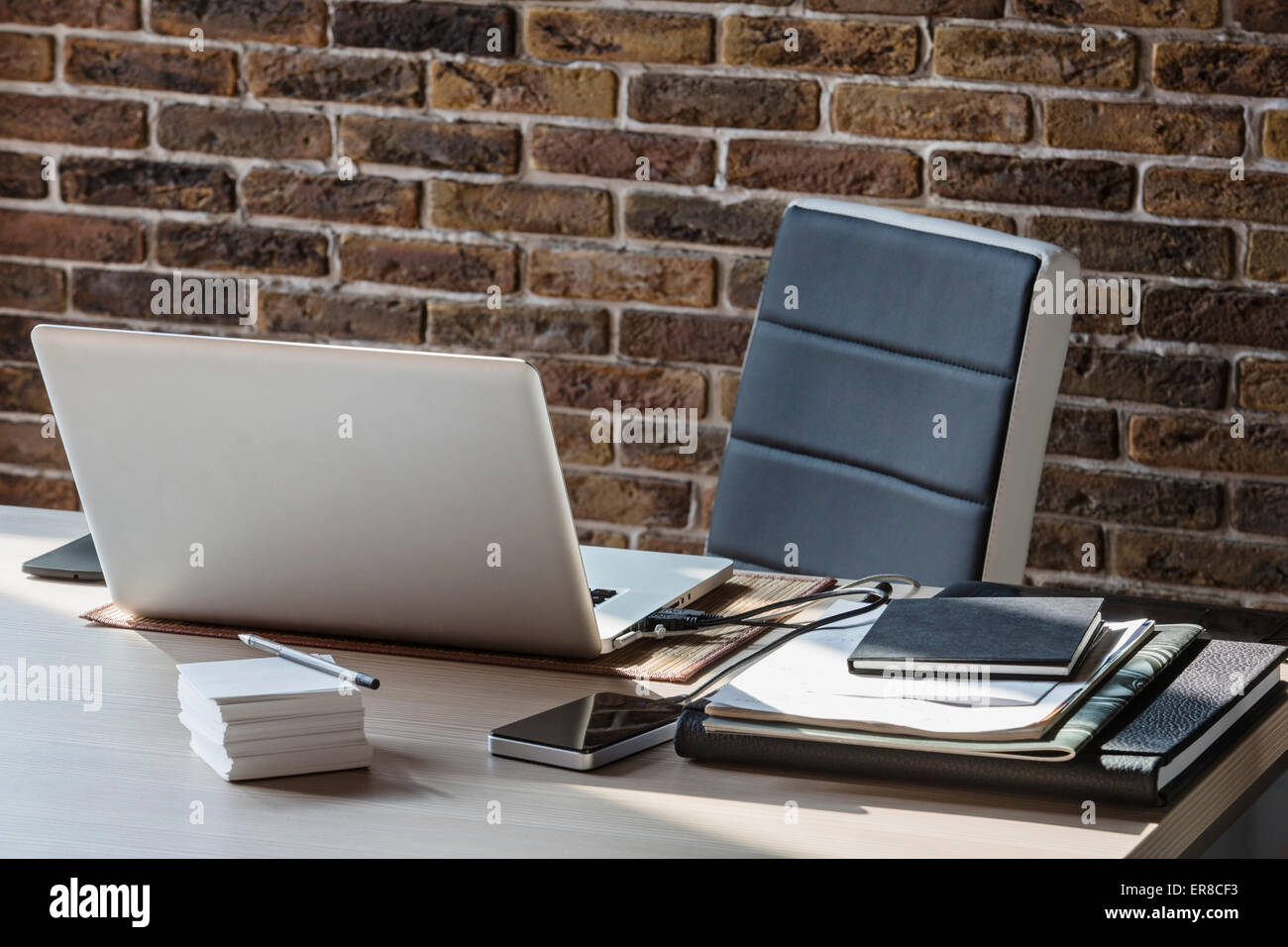 Laptop sulla scrivania in ufficio Foto Stock