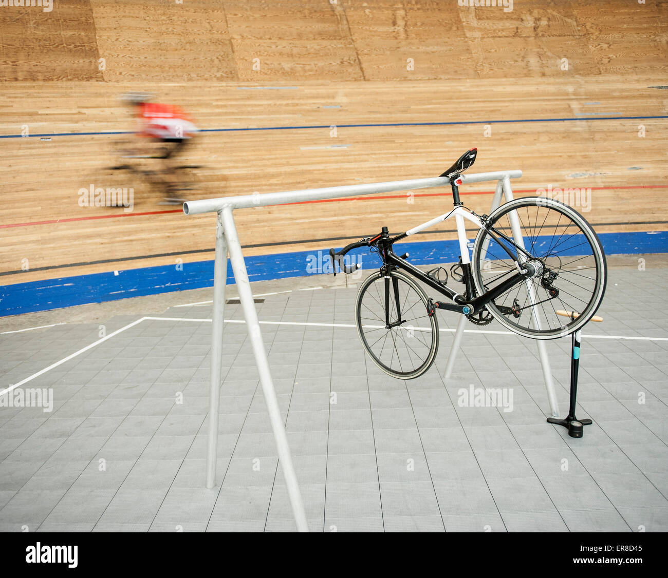 Bicicletta appesa sulla cremagliera a sport track Foto Stock