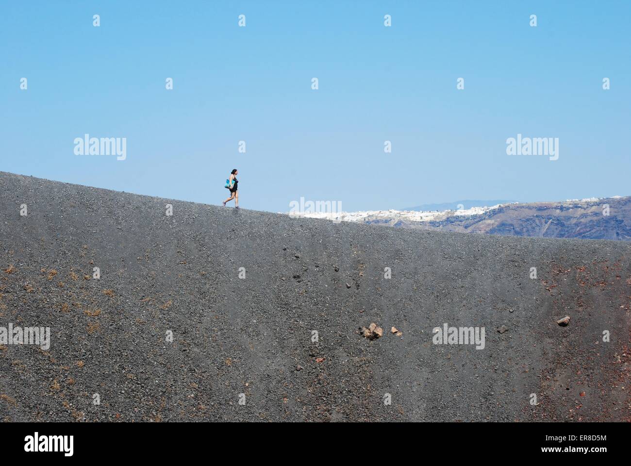 Escursione turistica lungo il crinale del cratere sull'isola attiva del vulcano centrale di Santorini, Grecia. Foto Stock