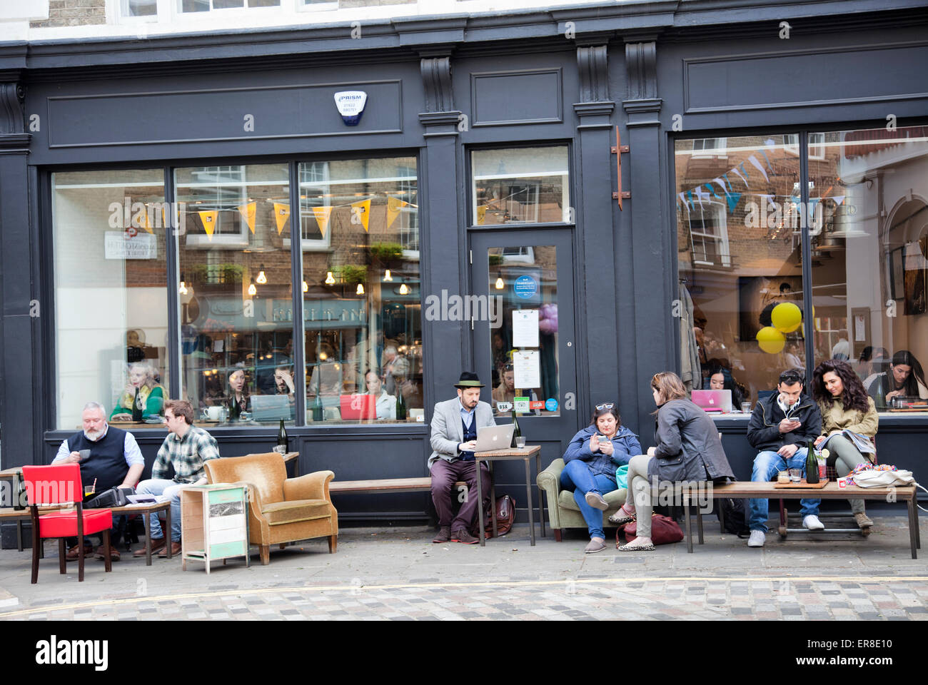 Le persone a rilassarsi con una bevanda al legname su Mercer Street - Covent Garden - London REGNO UNITO Foto Stock