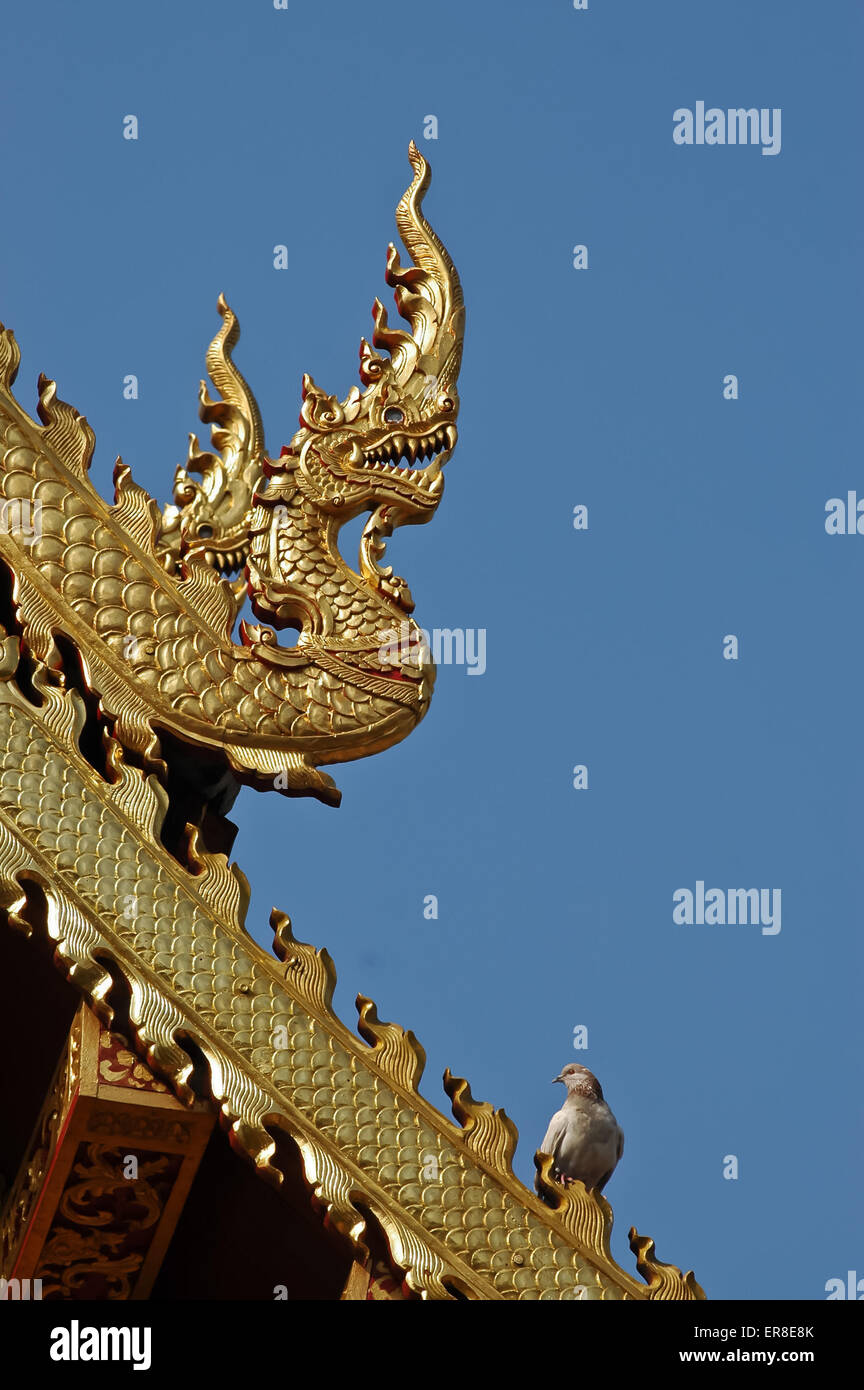 Naga dragon statua dorata nel nord della Thailandia tempio Foto Stock