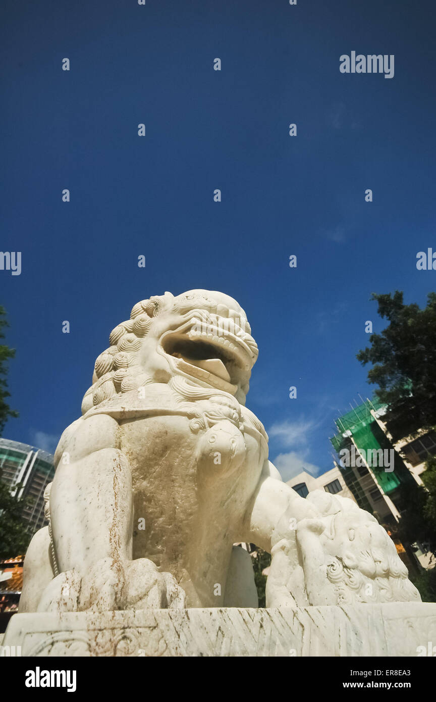 Marmo bianco cinese di Lion e cielo blu Foto Stock