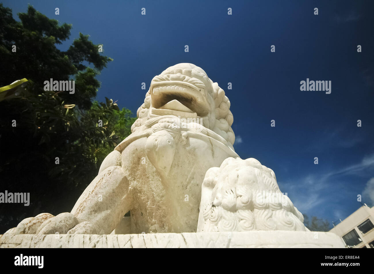 Marmo bianco cinese statua lion e cielo blu Foto Stock