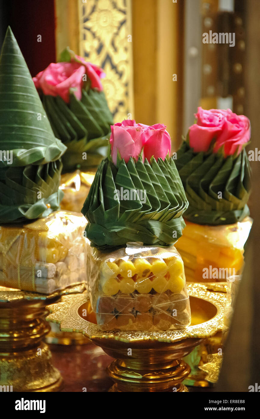 Candela Thai decorazione offrendo nel tempio Foto Stock