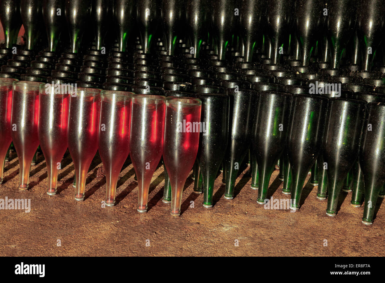 Sottosopra le bottiglie di champagne in grotta Foto Stock