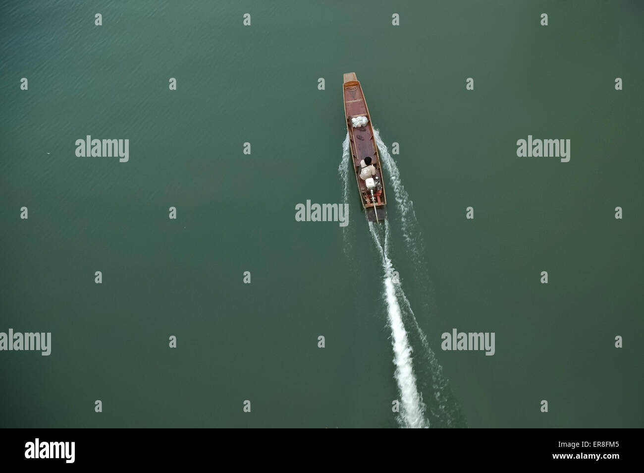 Vista prospettica di Thai antico velocità in legno barca sul fiume smeraldo Foto Stock