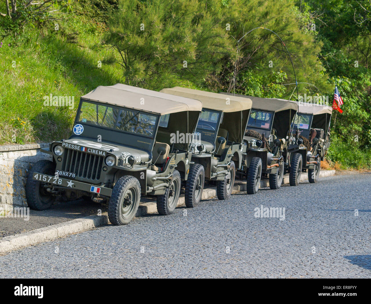 Vintage WW2 veicoli parcheggiati in una fila al giorno d celebrazioni e cerimonia, Arromanche, Normandia Francia Foto Stock