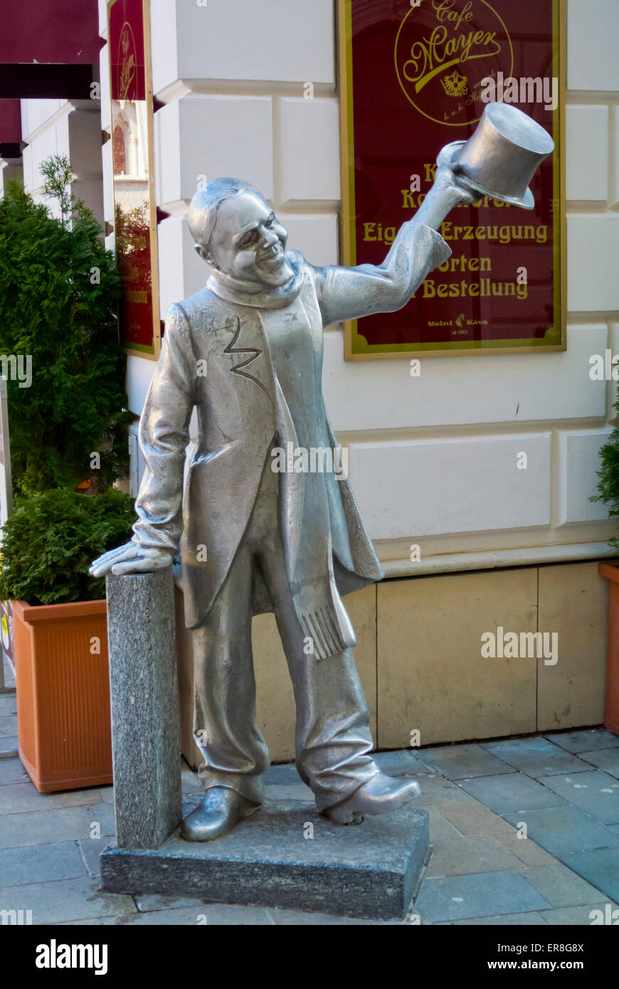 Una delle molte statue umoristico intorno al centro storico, alla stazione Hlavni namestie square, Bratislava, Slovacchia, Europa Foto Stock