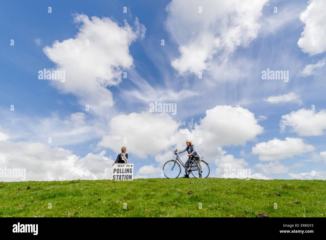 Le elezioni generali 2015 REGNO UNITO: un elettore con la sua bicicletta sul modo di votare in un territorio rurale stazione di polling in Shirwell, Devon. Foto Stock