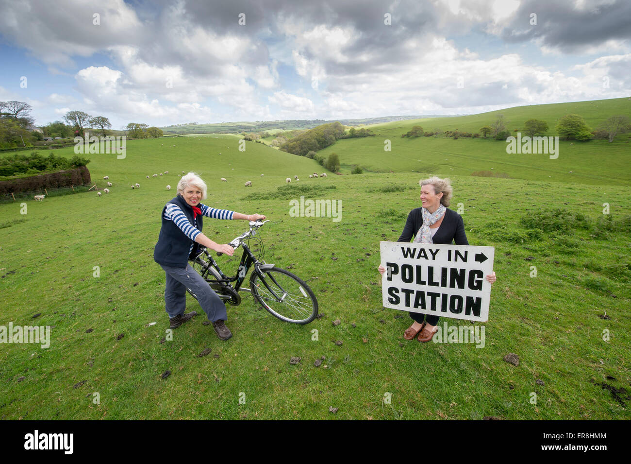 Le elezioni generali 2015 REGNO UNITO: un elettore con la sua bicicletta sul modo di votare in un territorio rurale stazione di polling in Shirwell, Devon. Foto Stock