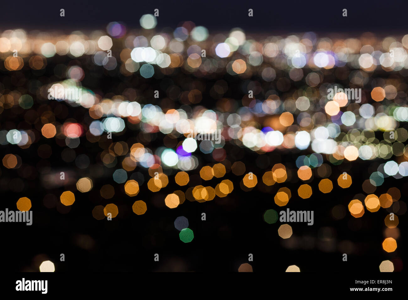 Immagine sfocati della città illuminata di notte Foto Stock
