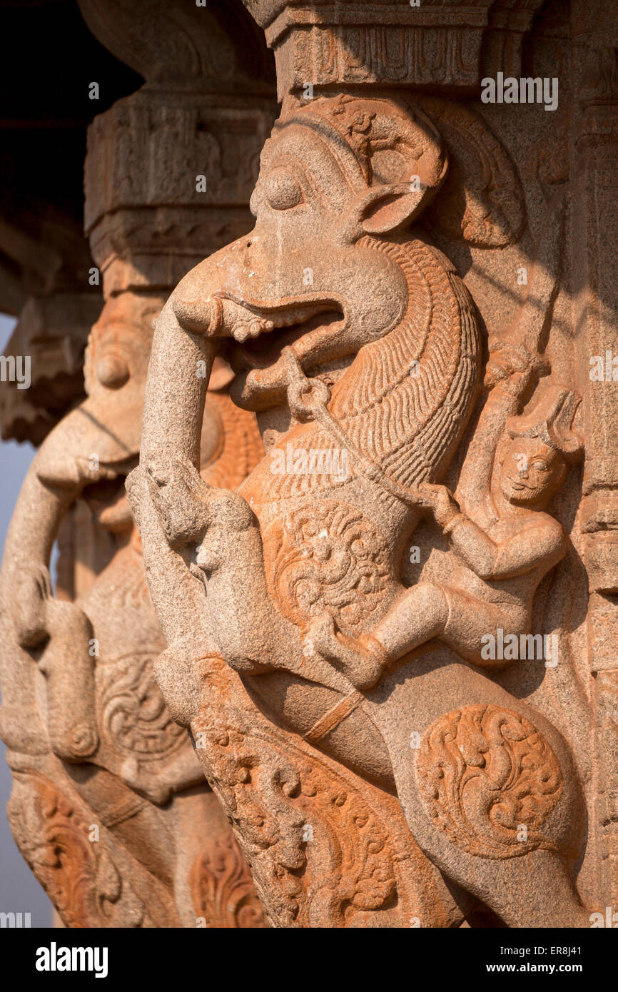 Yali pilastri a Vittala tempio di Hampi, Karnataka, India, Asia Foto Stock