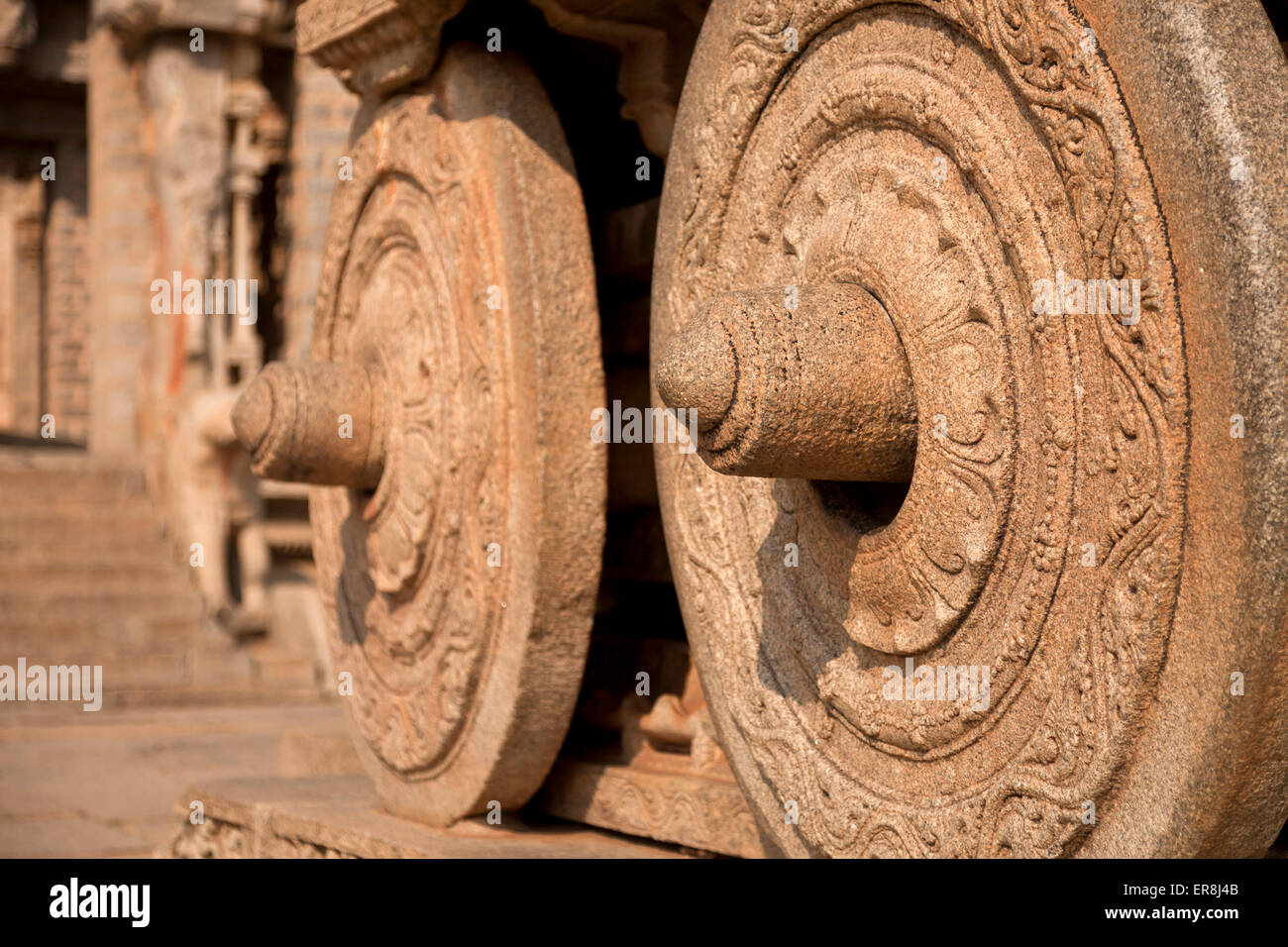 Pietra di ruote di carri a Vittala tempio di Hampi, Karnataka, India, Asia Foto Stock
