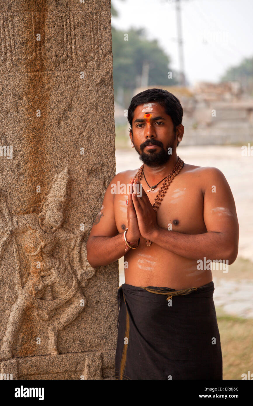 Pellegrino indiano di pregare in un tempio di Hampi, Karnataka, India, Asia Foto Stock