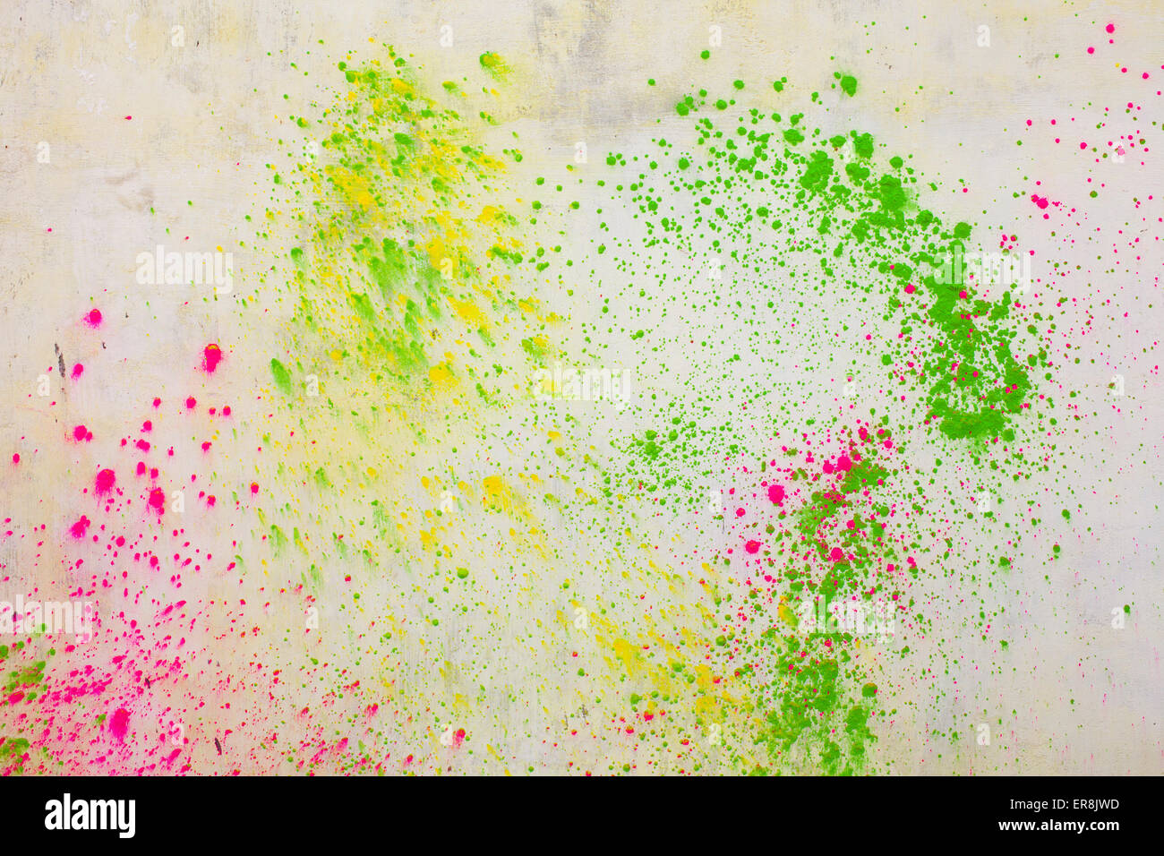 Le vernici in polvere spalmata sul muro bianco durante Holi festival Foto Stock