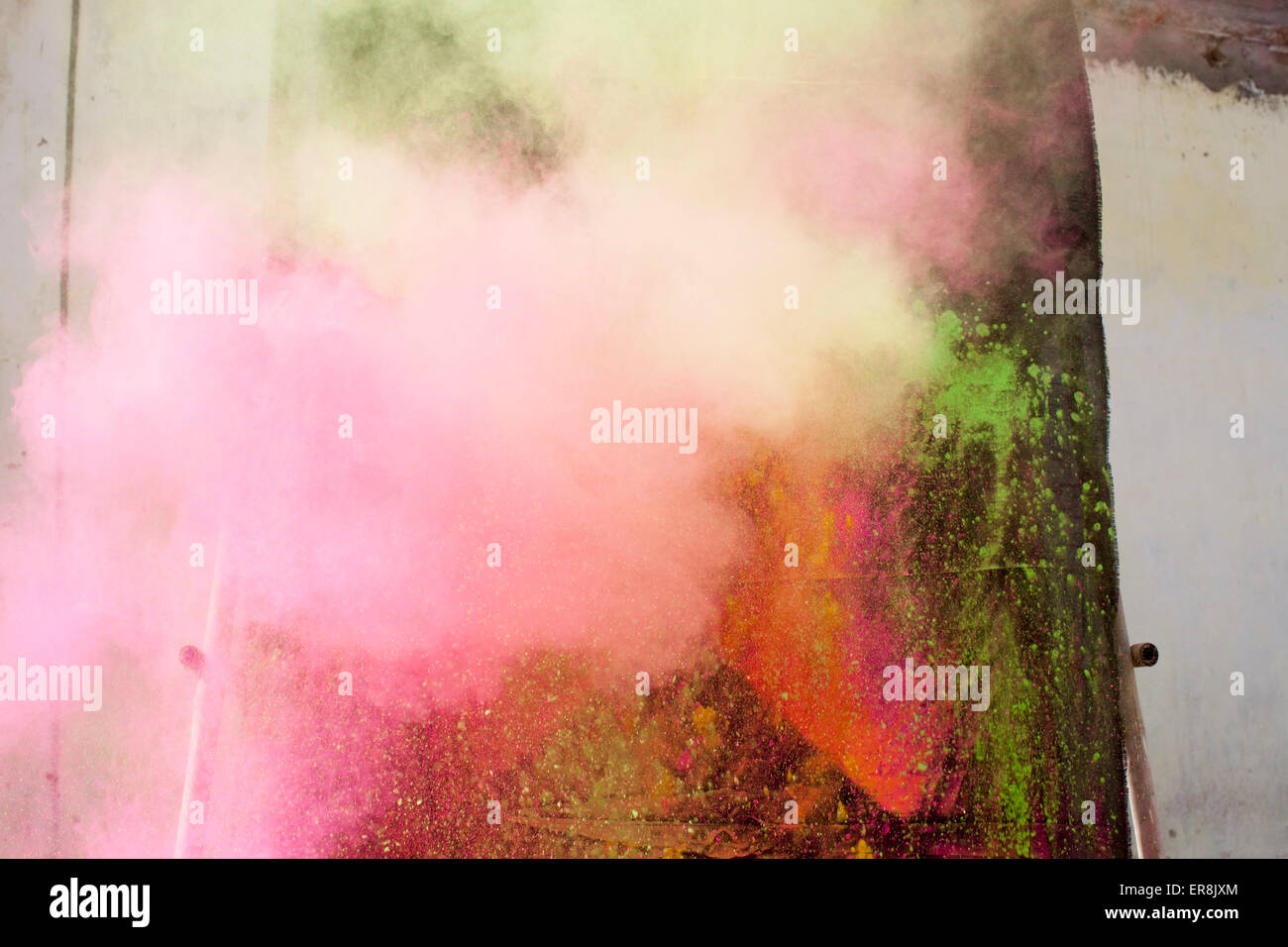 Polvere di spruzzatura di vernice durante Holi festival Foto Stock