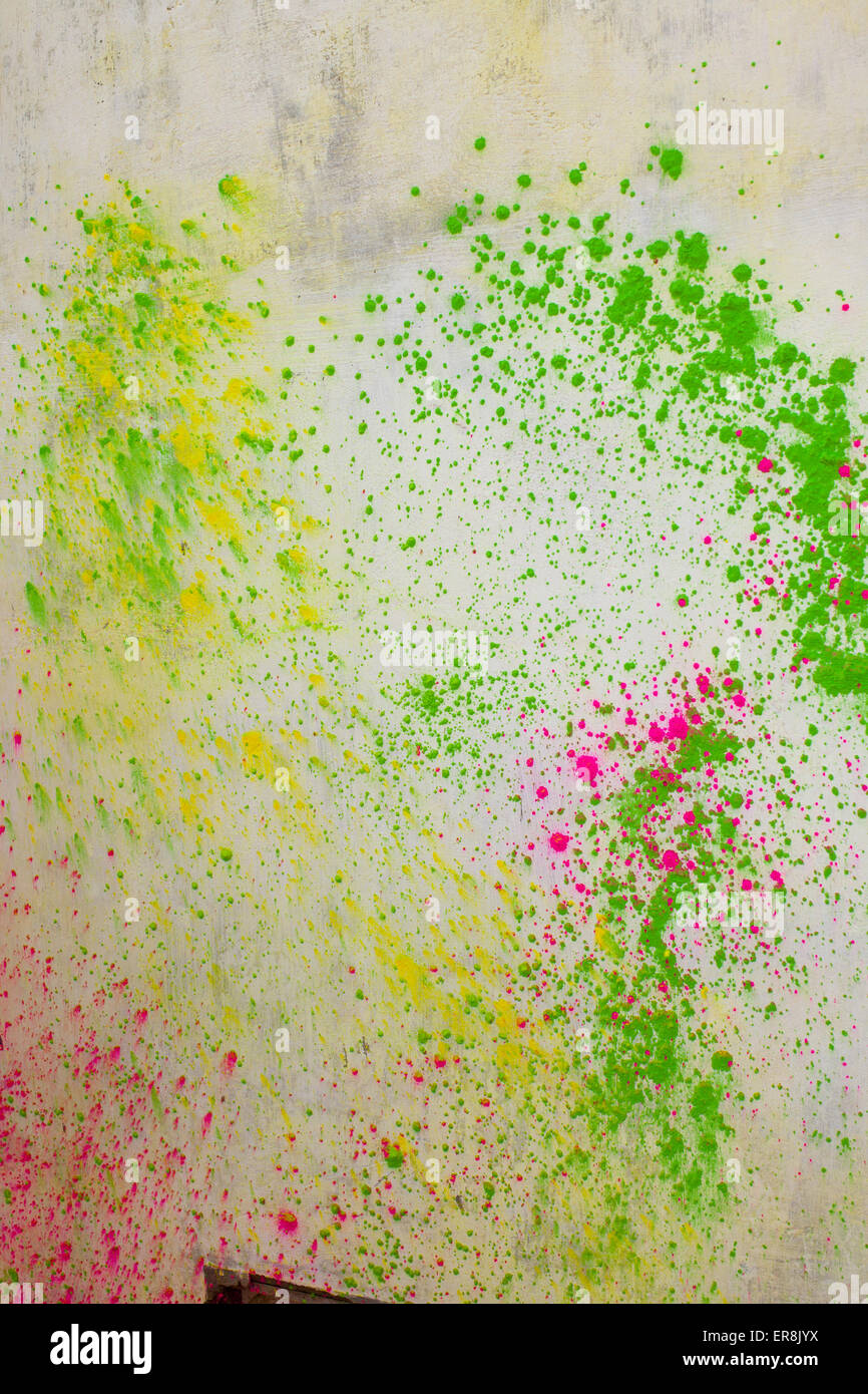 Polvere di vernice sulla parete durante Holi festival Foto Stock