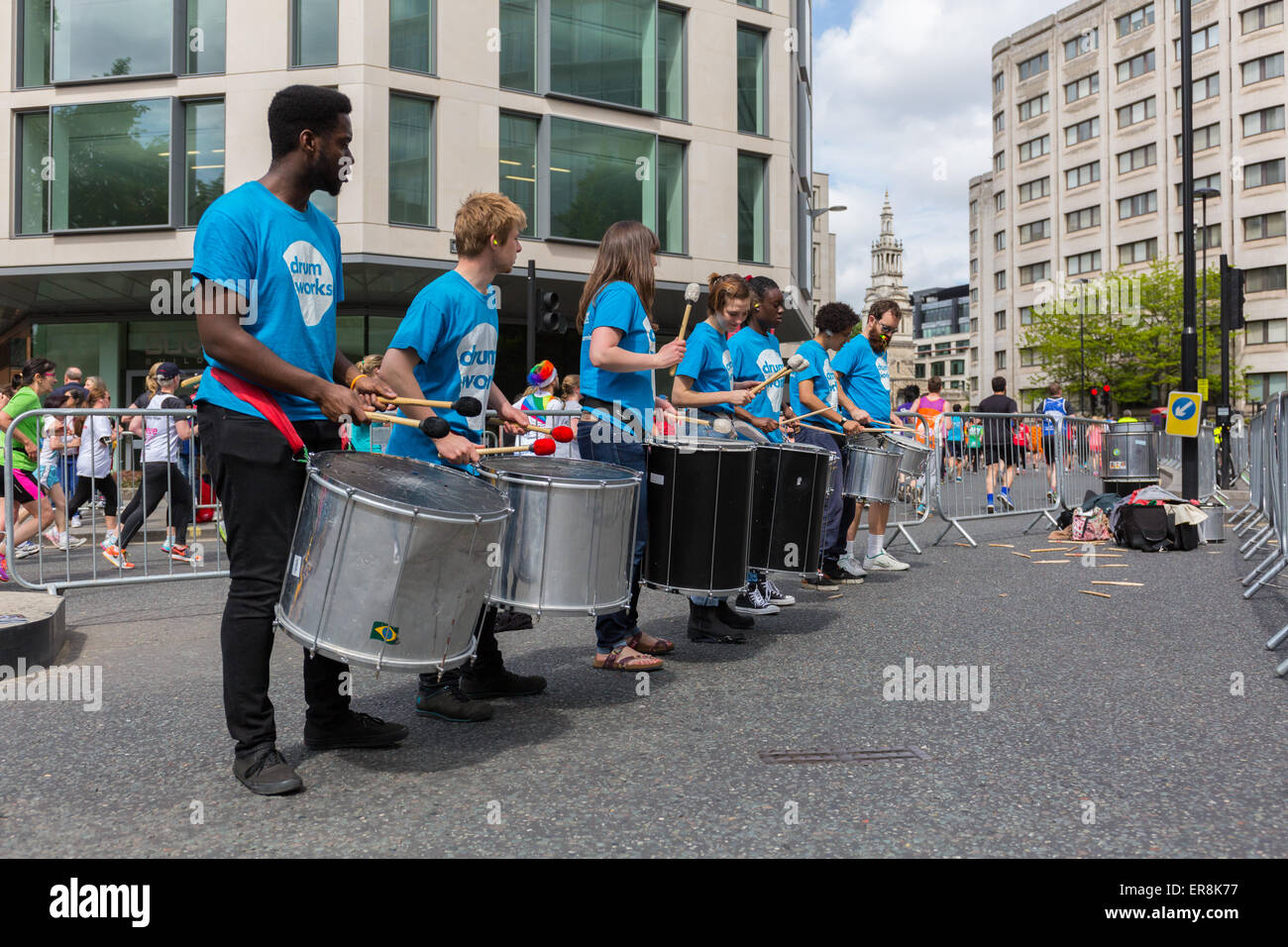 Guildhall School of Music and Drama effettuando al Bupa London 10.000 eseguito su lunedì 25 maggio 2015 Foto Stock