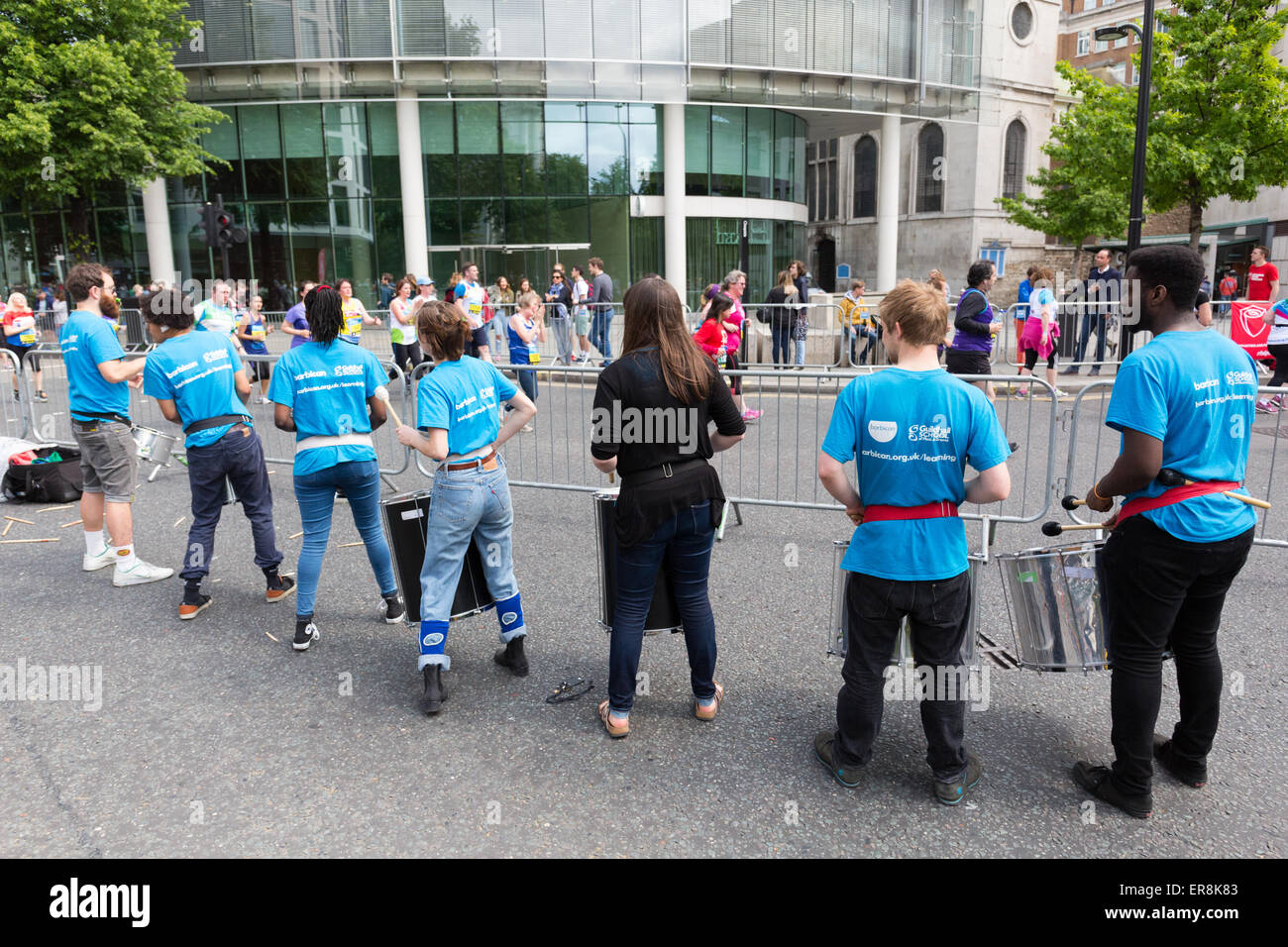 Guildhall School of Music and Drama effettuando al Bupa London 10.000 eseguito su lunedì 25 maggio 2015 Foto Stock