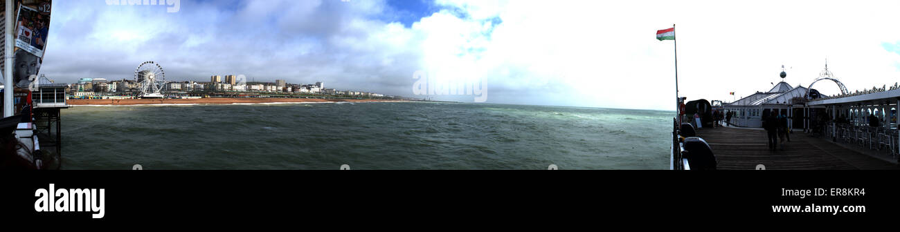 Brighton Brighton Pier, vista di ruota di Brighton e Spiaggia con bandiera ungherese, composizione di panorama di 11 immagini Foto Stock