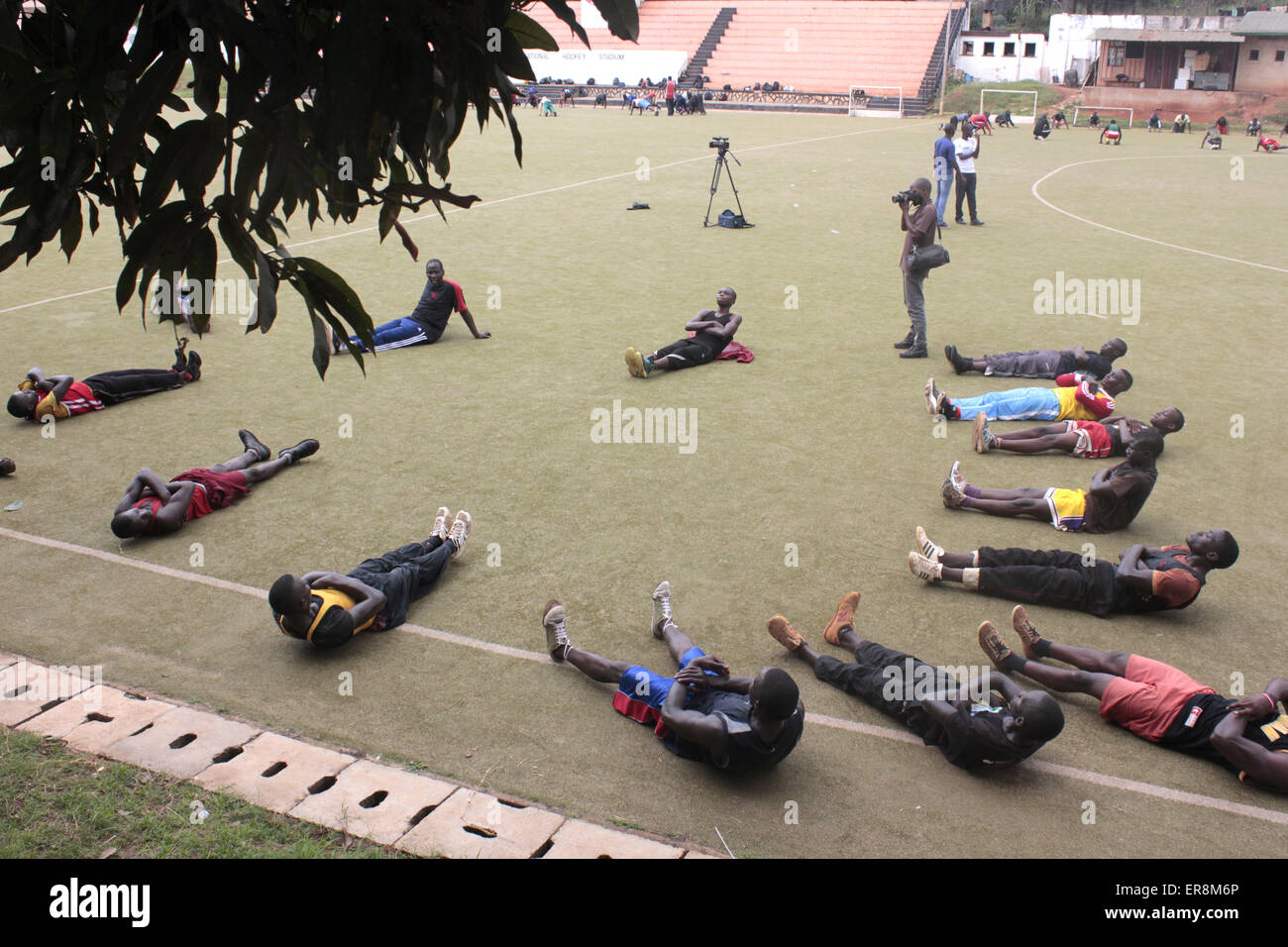 Kampala, Uganda, 29 maggio, 2015. Uganda team nazionale pugili Lugogo formazione di Kampala. Boxe ugandese Federazione (UBF) ha convocato 80 pugili per preparare per l'eliminazione in preparazione per i giochi dell Africa e Brasile 2016 Giochi Olimpici qualificazioni. Foto Stock