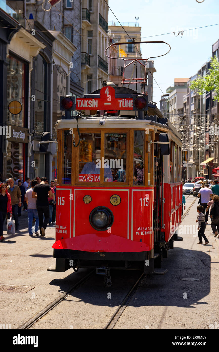 Antica tram vicino a Piazza Taksim, Istanbul, Turchia. Fornisce brevi passeggiate per i turisti attraverso la zona pedonale di Istanbul Foto Stock