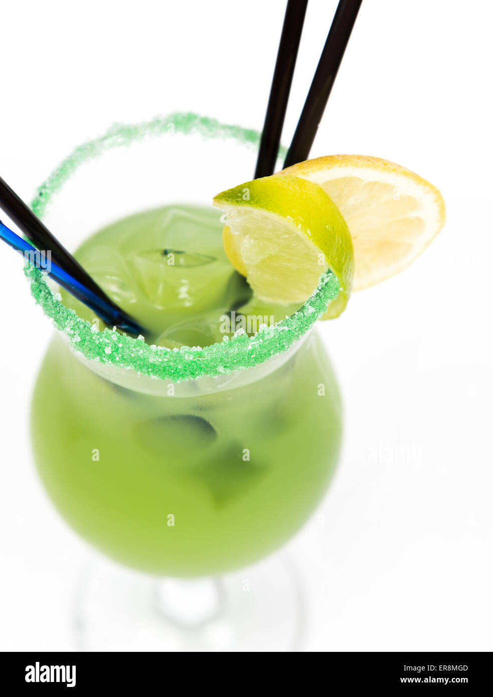 Close up freschezza cocktail con ghiaccio nel bicchiere con cannuccia Foto Stock