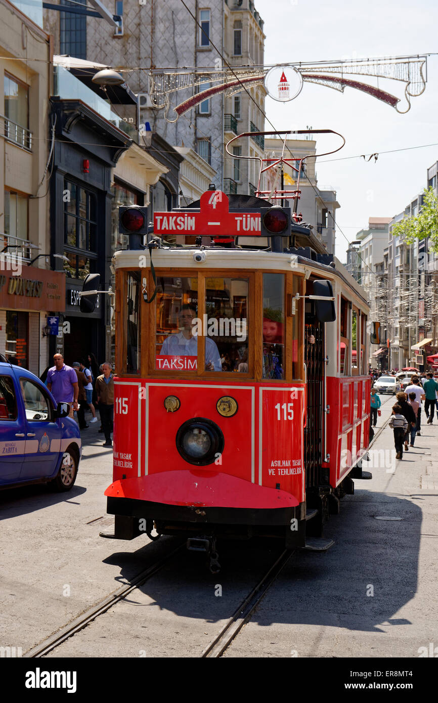 Antica tram vicino a Piazza Taksim, Istanbul, Turchia. Fornisce brevi passeggiate per i turisti attraverso la zona pedonale di Istanbul Foto Stock