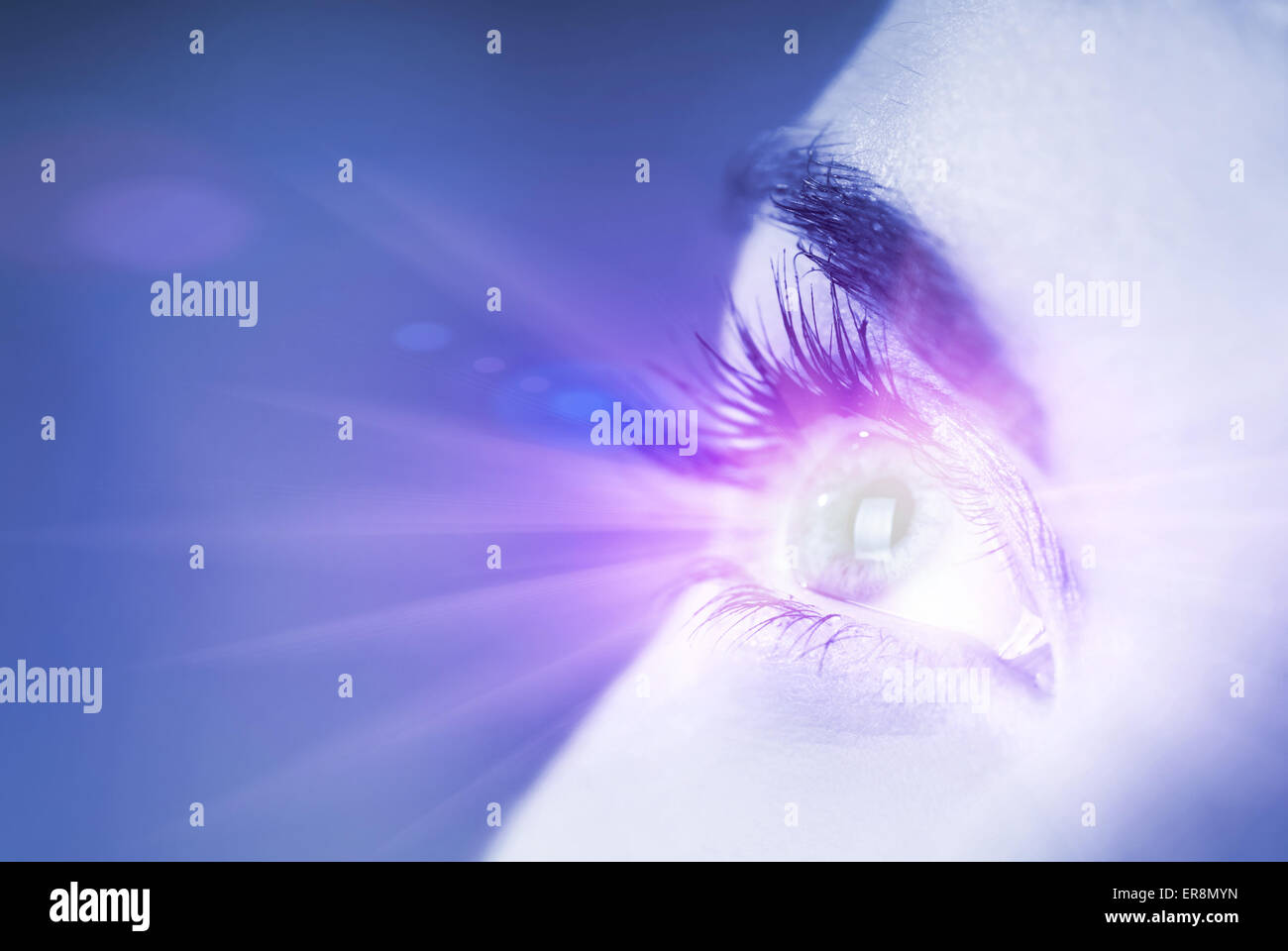 Blue eye con effetto di alone su di esso (shallow DoF) Foto Stock