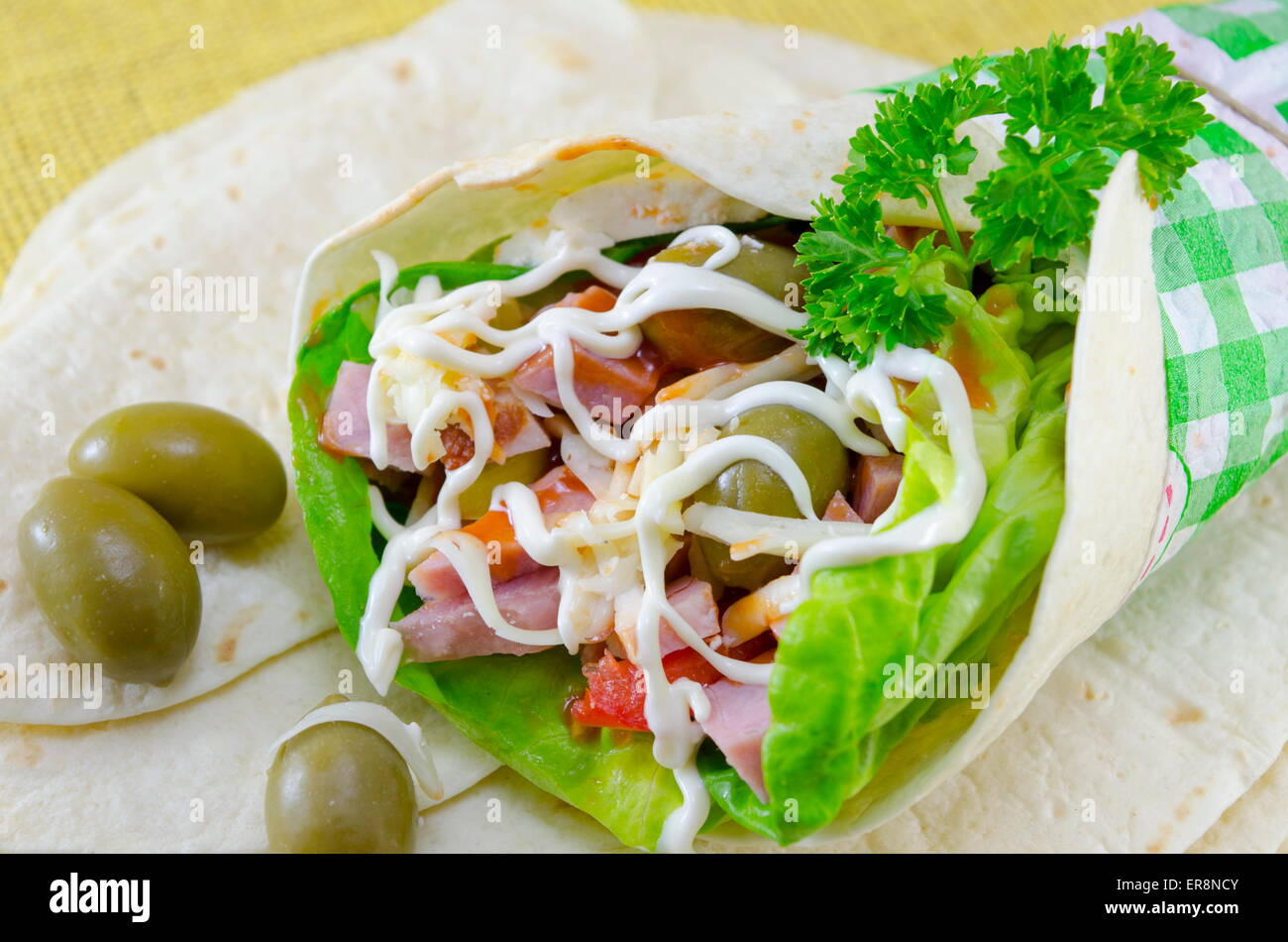 La tortilla in sandwich con verdure fresche e prosciutto Foto Stock