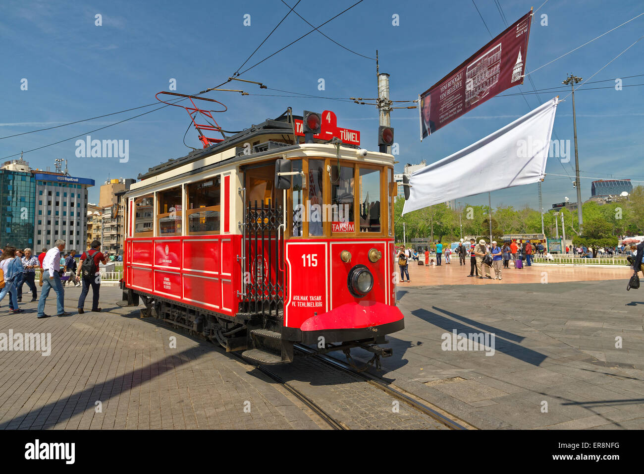 Antica tram in Piazza Taksim, Istanbul, Turchia Foto Stock