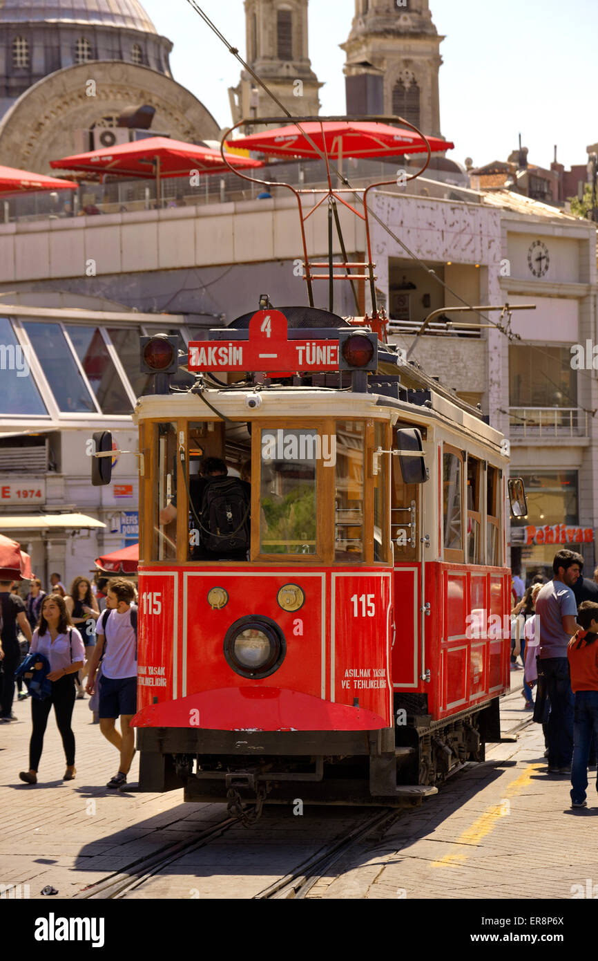Antica tram vicino a Piazza Taksim, Istanbul, Turchia Foto Stock