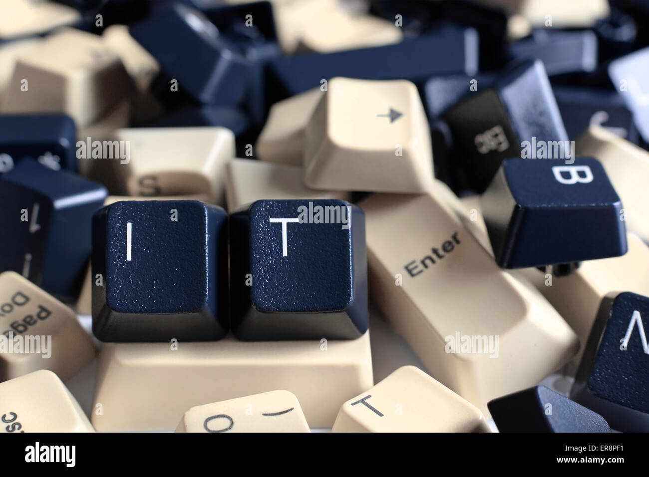 Assistenza IT, Close-up sulla pila di nero e di bianco Computer i tasti della tastiera. Due tasti visibili sono lettere IT. Foto Stock