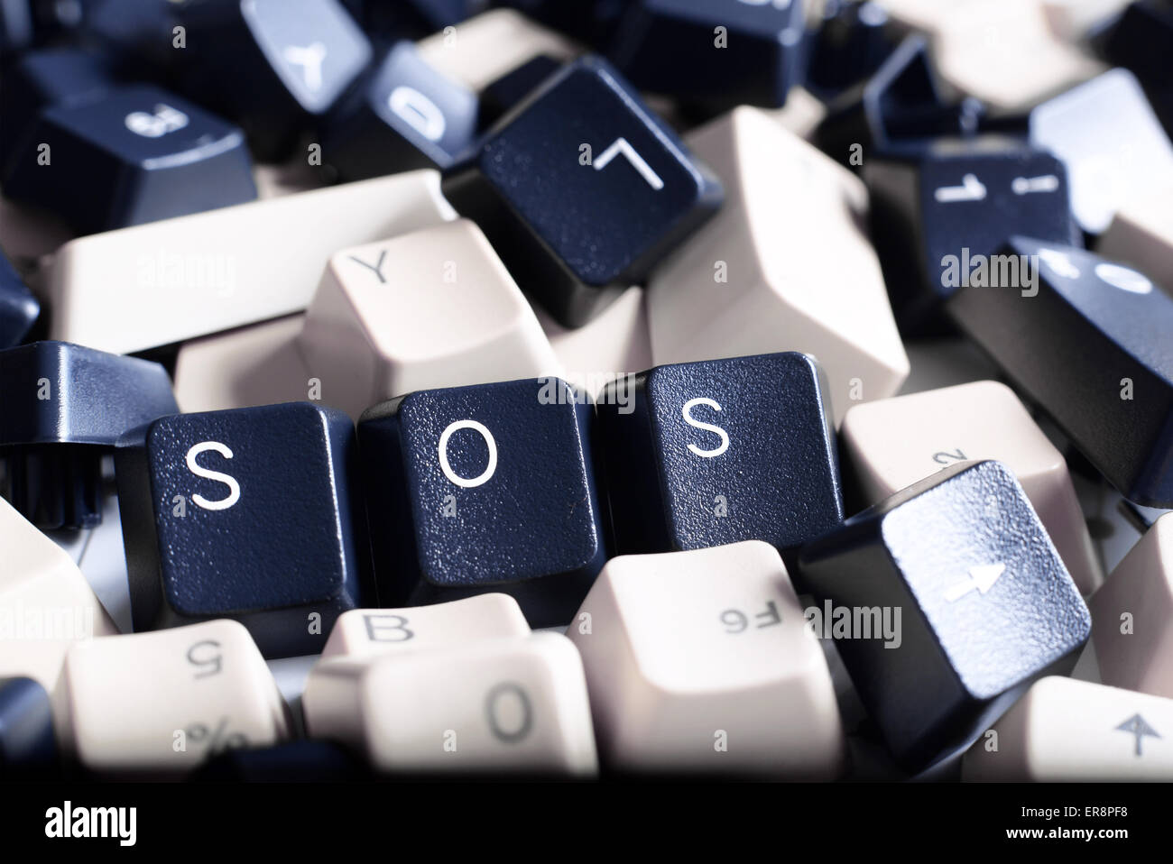 SOS HELP - chiudere fino a tre SOS i tasti della tastiera in una pila di nero e di bianco Computer i tasti della tastiera. Tre tasti visibili hanno l Foto Stock