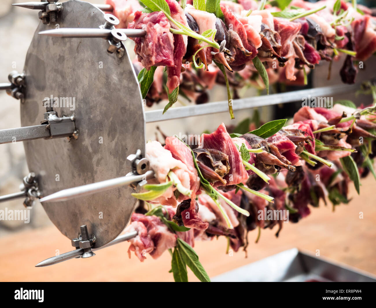 Gli uccelli allo spiedo con carne, pancetta e salvia pronti per la tostatura Foto Stock