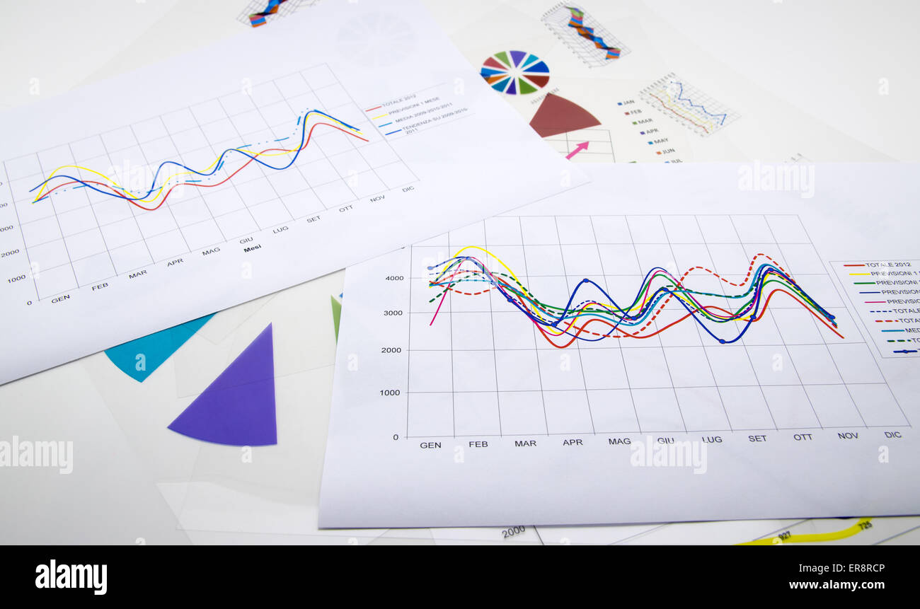 Pila di documenti cartacei con relazioni finanziarie e informazioni statistiche dati su sfondo bianco Foto Stock
