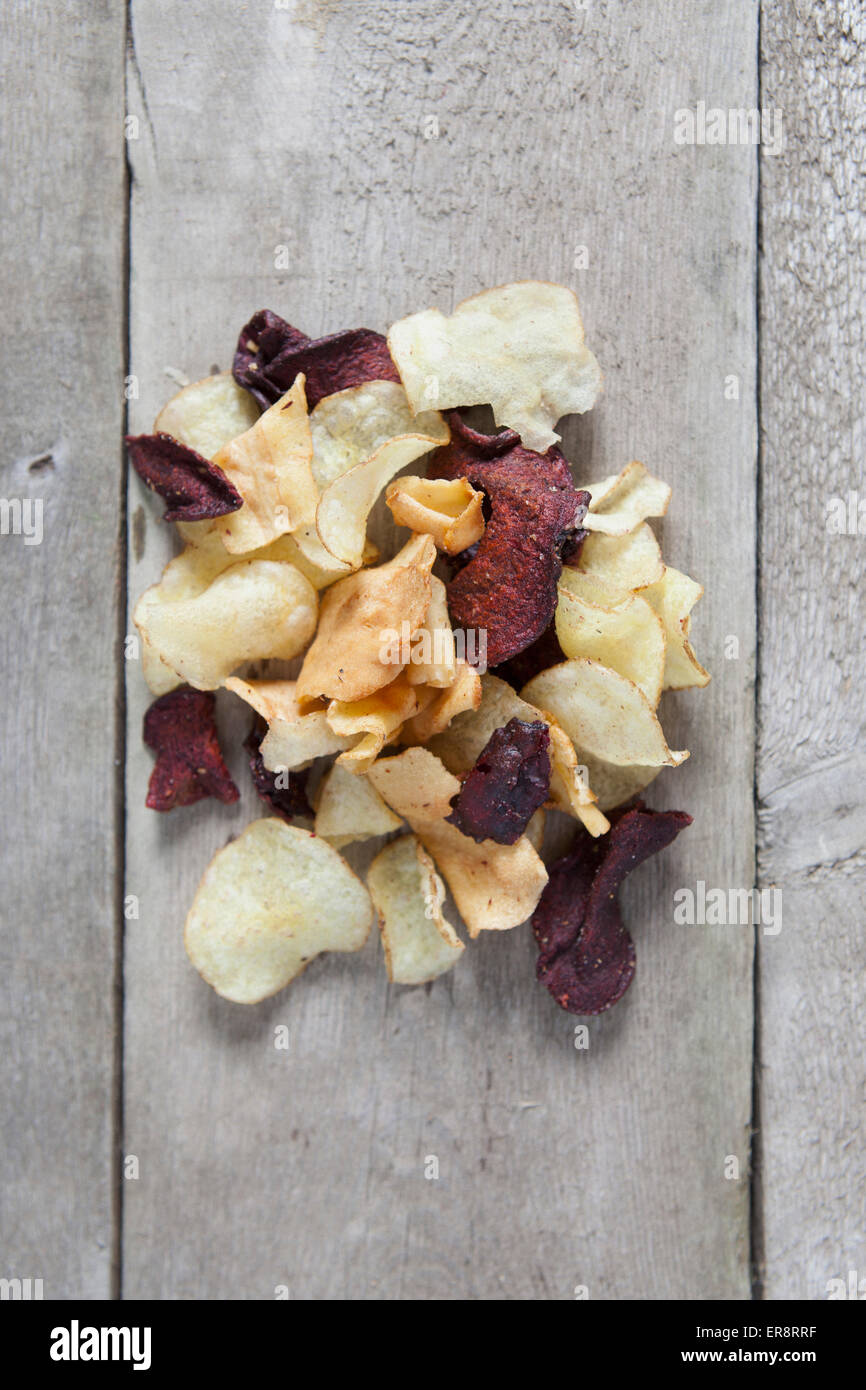 Direttamente sopra il colpo di patate e barbabietole chip sul tavolo di legno Foto Stock Direttamente sopra il colpo di patate e barbabietole chip sul tavolo di legno Foto Stock