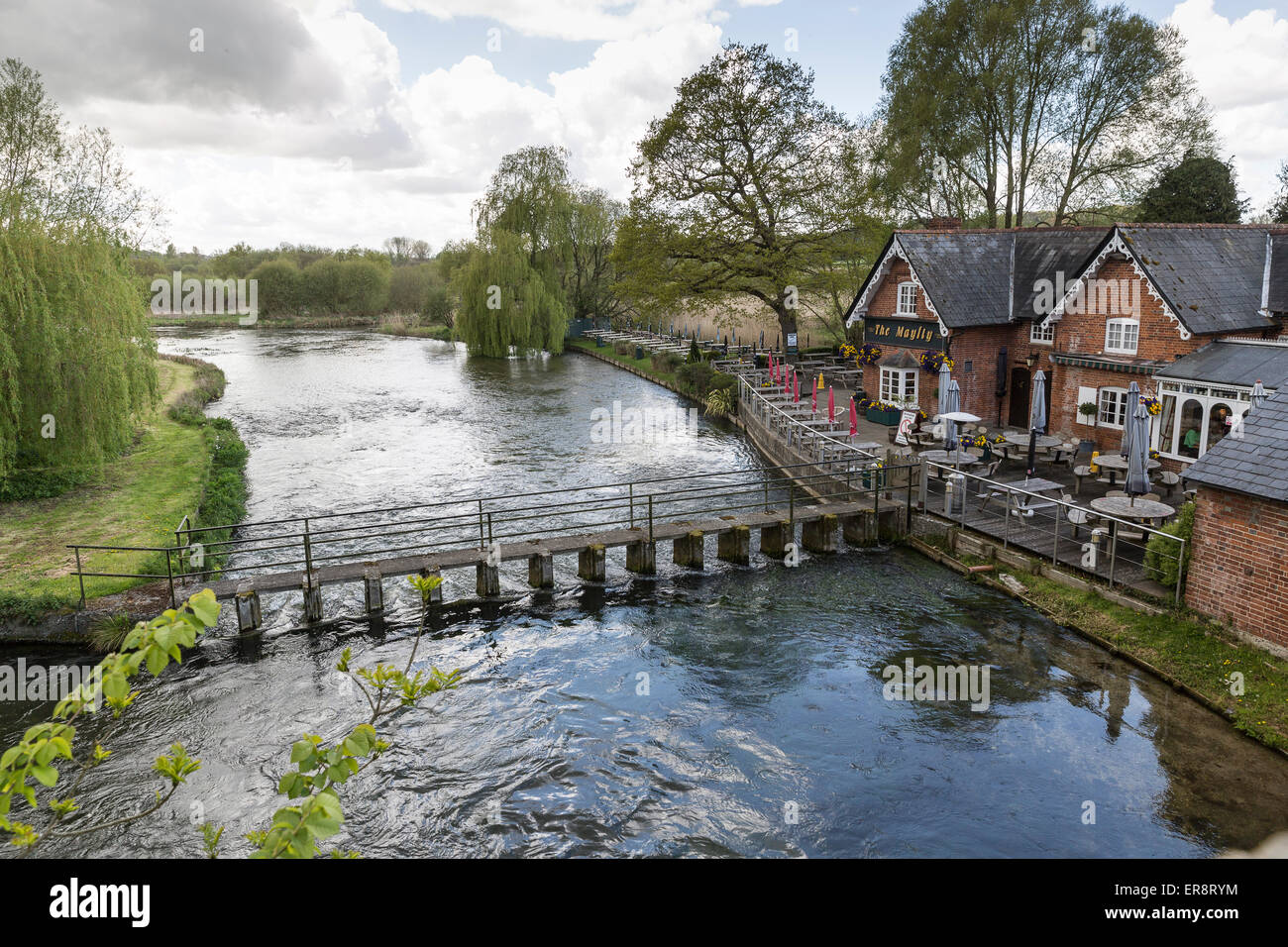 Ponte sul fiume, prova a Mayfly Riverside Pub, Fullerton, Stockbridge, Hampshire, Regno Unito. Foto Stock