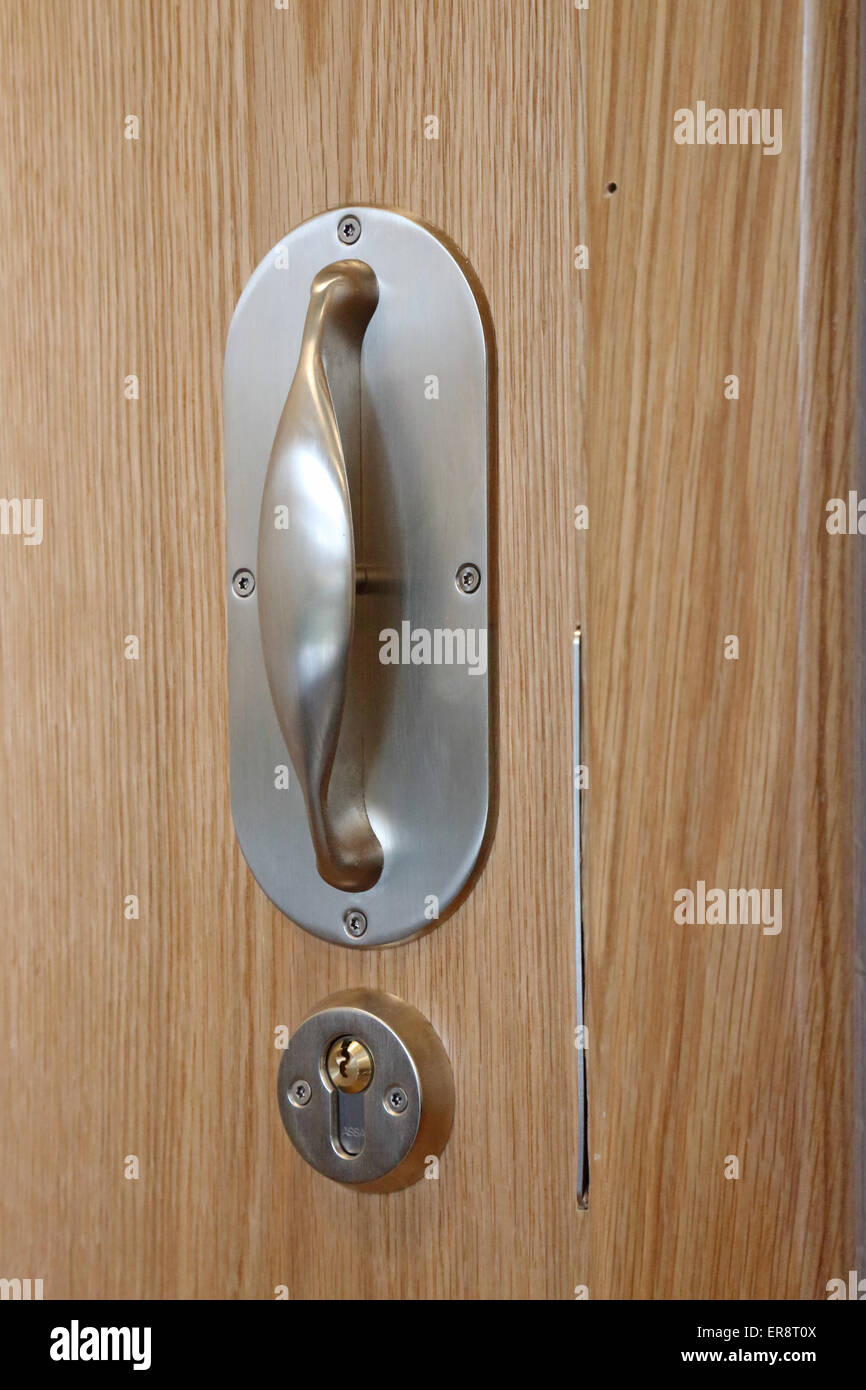 Una maniglia per porta anti-ligatura per una nuova ala di ospedale psichiatrico. Progettato appositamente per evitare che gli oggetti vengano agganciati o legati causando strangolamento Foto Stock