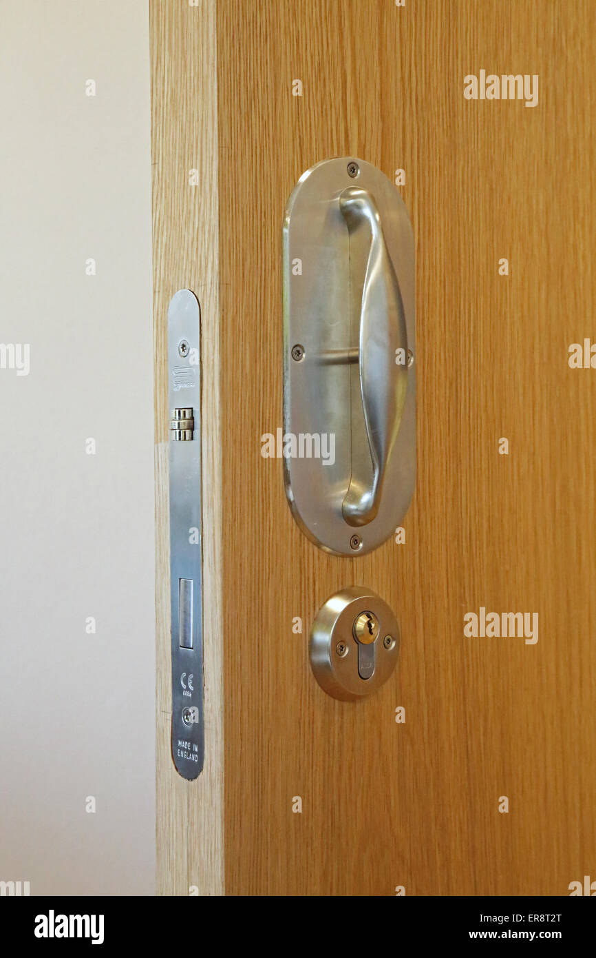 Una maniglia per porta anti-ligatura per una nuova ala di ospedale psichiatrico. Progettato appositamente per evitare che gli oggetti vengano agganciati o legati causando strangolamento Foto Stock