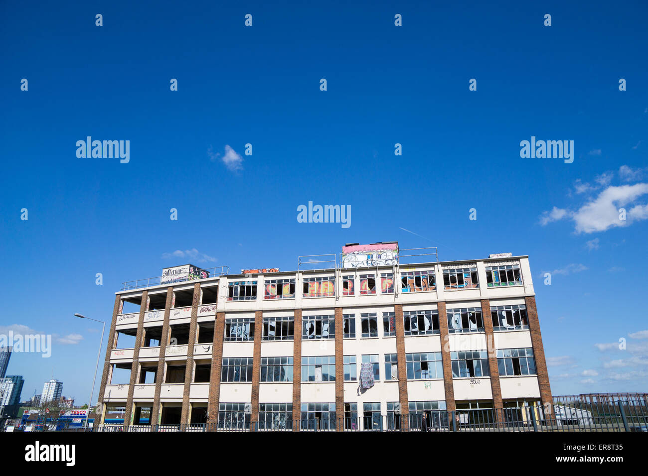 Un graffitied abbandonati edificio nella zona est di Londra Foto Stock