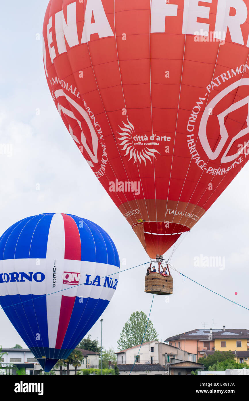 FERRARA, Italia - 13 settembre: Ferrara ballon festival è un grande raduno annuale per gli appassionati di mongolfiere e parapendio Foto Stock