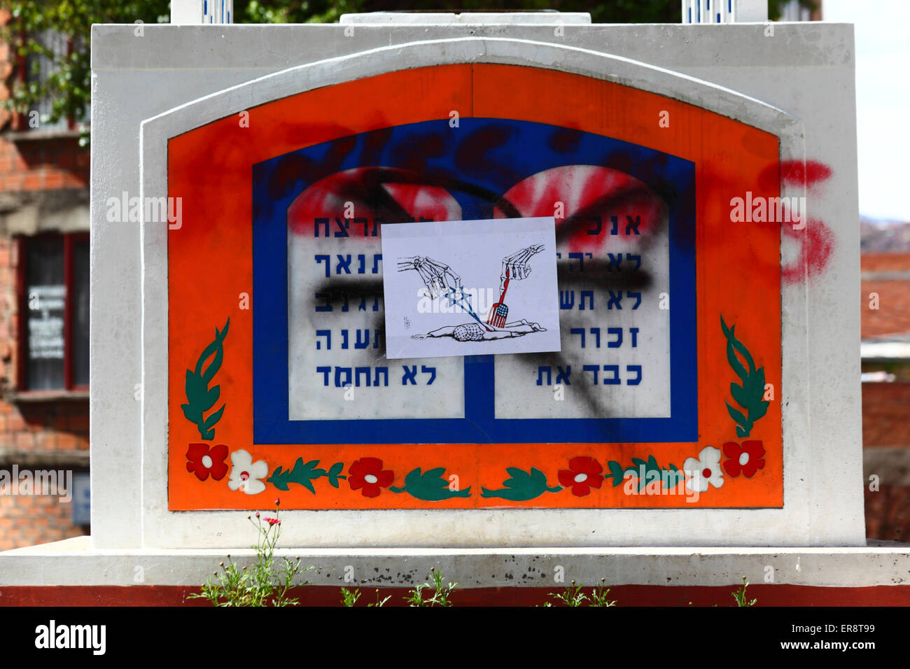 Un monumento con i Dieci Comandamenti rovinato in segno di protesta contro i militari israeliani offensiva a Gaza, La Paz, Bolivia Foto Stock
