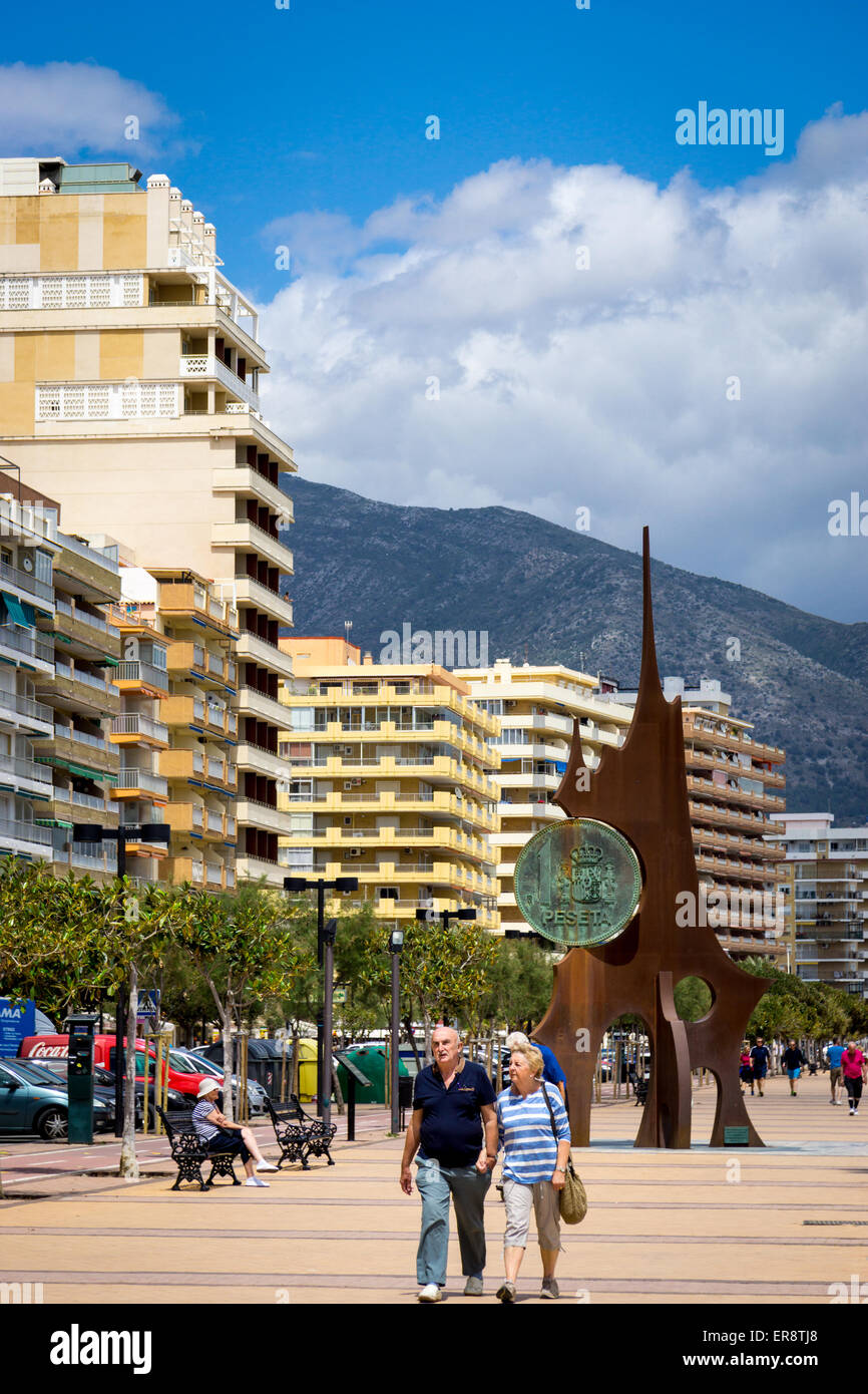 Il lungomare di Fuengirola, Malaga, Spagna, mostrando il monumento a la peseta spagnola, che è stata sostituita nel 2002 dall'Euro. Foto Stock