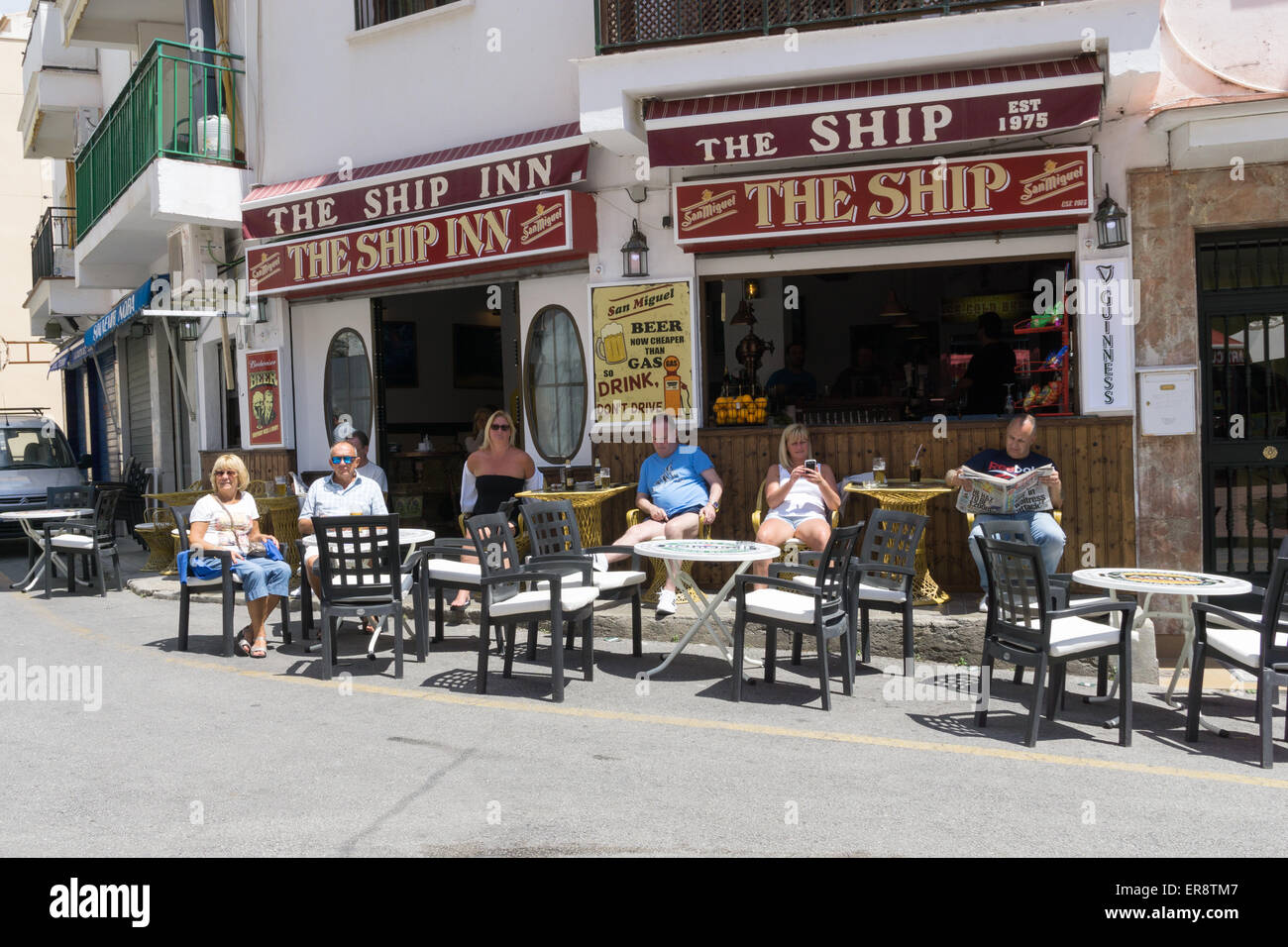 I turisti britannici e ex panetti godetevi un drink nel novembre sun a Torremolinos, Cota del Sol, Andalusia. Brexit Foto Stock