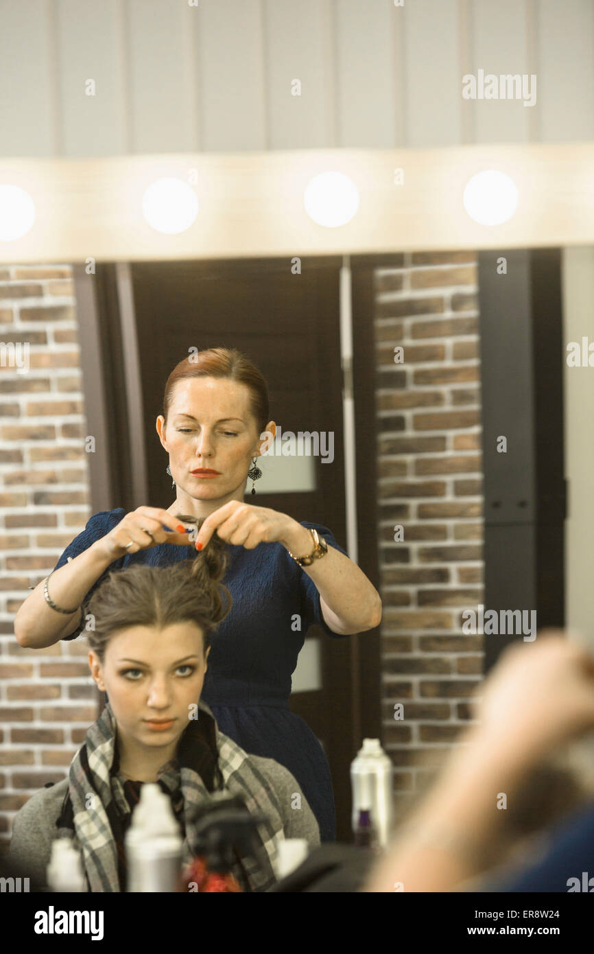 Parrucchiere modello di acconciatura di capelli in studio Foto Stock